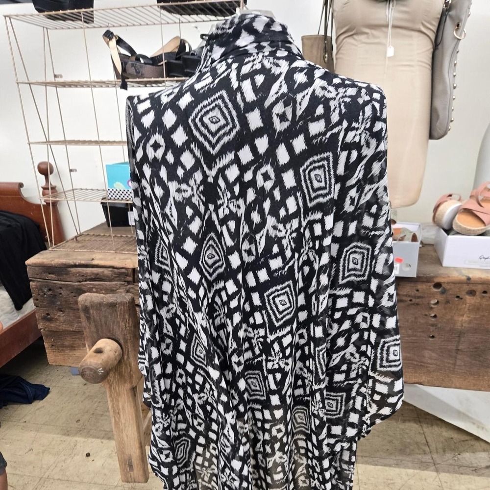 Woman's Black & White Geometric Design Cardigan Kimono Size Medium - Picture 4 of 6